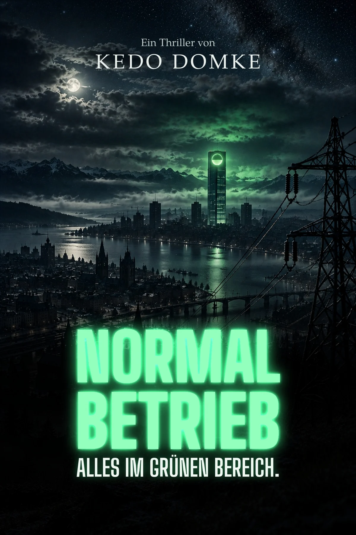 Cover von Normalbetrieb: nächtliche Stadt am See unter Wolken, ein grün leuchtender Turm und ein Strommast